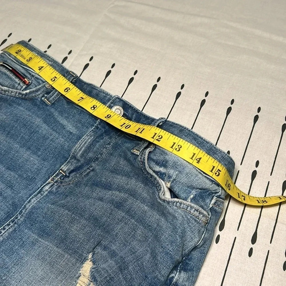 Tommy Hilfiger Slightly Distressed Jean Mini. Denim Skirt. Size 4 - Picture 4 of 8